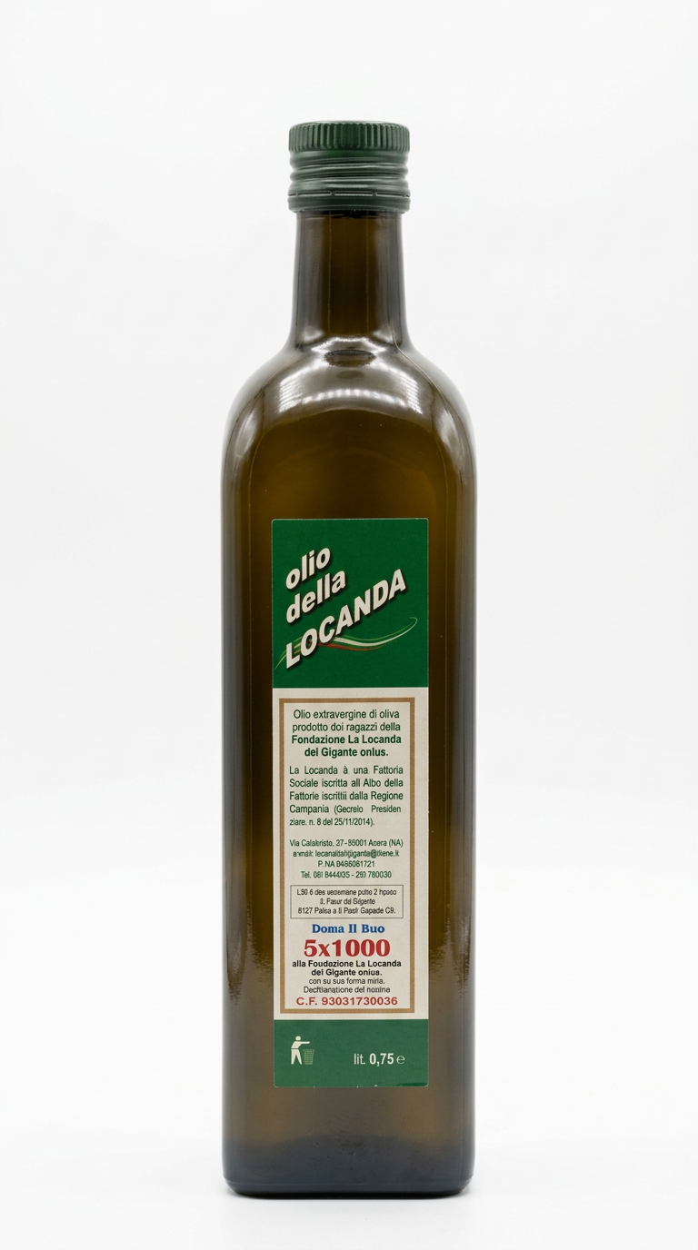 Una bottiglia dell'olio della Locanda su fondo bianco